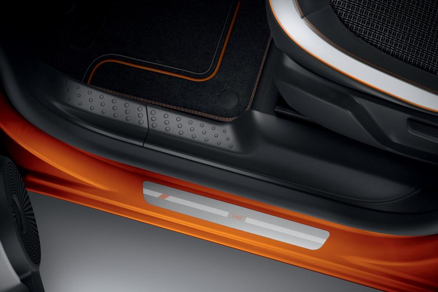 Детали интерьера Renault Twingo Z.E. Vibes 2020 года  (фото 3 из 24)